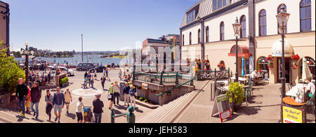 Panorama di persone a Bastion Square e Wharf street nel centro di Victoria, BC su una soleggiata giornata estiva. Paradiso di Stelle bar terrazza. Victor Foto Stock