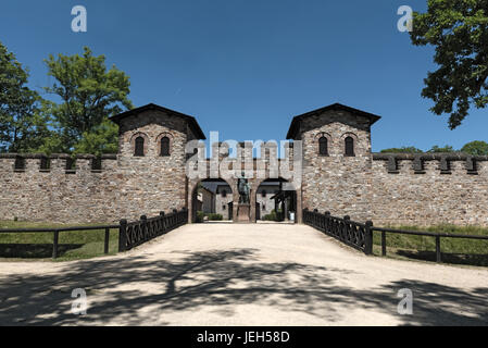 Il cancello principale del Roman Fort Saalburg vicino a Francoforte, Germania Foto Stock