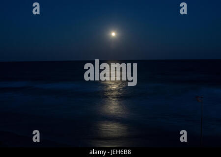 Ore del sorgere oltre l'atlantico Foto Stock