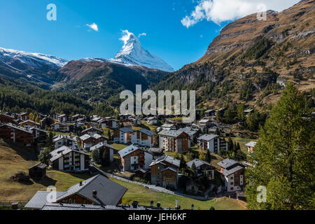 Vista di Zermatt, Svizzera dal Gornergrat Ferrovia Cervino nel centro del telaio; Zermatt, Vallese, Svizzera Foto Stock