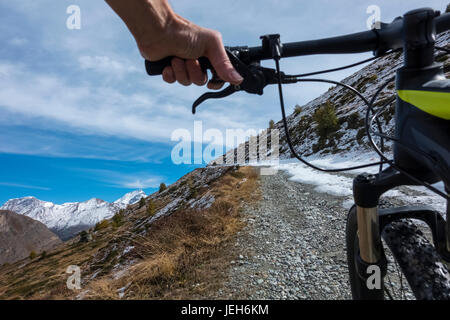 Mountain bike nelle alpi Pennine, vicino a Zermatt, Vallese, Svizzera Foto Stock