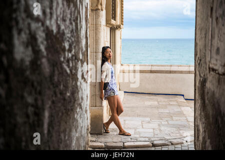 Ritratto di un cinese giovane donna in Maricel Palace; Sitges, provincia di Barcellona, Spagna Foto Stock