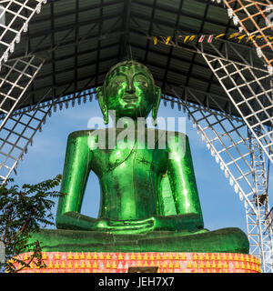 Un verde statua del Buddha, Phrathat Doi Ha Chedi; Tambon Si Don Chai, Chang Wat Chiang Rai, Thailandia Foto Stock