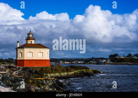 Nuvole hover dietro il fiume Coquille faro sulla costa dell'Oregon; Bandon, Oregon, Stati Uniti d'America Foto Stock