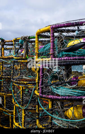 Dungeness Crab pentole sono impilati sul molo; Porto Orford, Oregon, Stati Uniti d'America Foto Stock