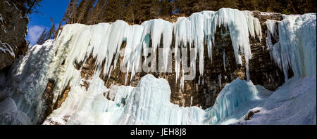 Panorama di grandi formazioni di ghiaccio sulla roccia in Johnson Canyon; Alberta, Canada Foto Stock