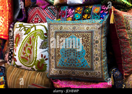 Coloratissimi cuscini decorativi sul display al mercato arabo; Gerusalemme, Israele Foto Stock
