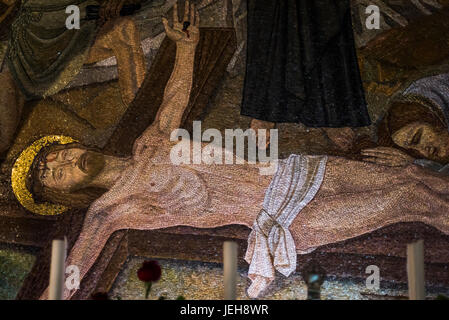 Una rappresentazione a mosaico del corpo di Cristo essendo preparata dopo la sua morte, la Chiesa del Santo Sepolcro; Gerusalemme, Israele Foto Stock