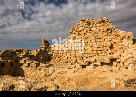 Le rovine di un muro di pietra, Masada, Judaean desert; Distretto Sud, Israele Foto Stock