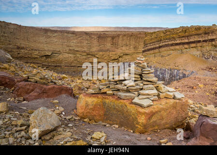 Scogliere e arido paesaggio in Israele il più grande parco nazionale, il Ramon Riserva; Mitzpe Ramon, Distretto Sud, Israele Foto Stock