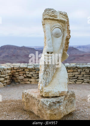 La scultura in pietra di un volto in maschio somiglianza; Mitzpe Ramon, Distretto Sud, Israele Foto Stock