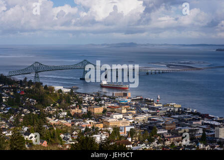 Una nave passa l'Astoria waterfront; Astoria, Oregon, Stati Uniti d'America Foto Stock