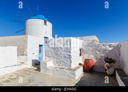 Il vecchio mulino a vento tradizionale nel villaggio di Artemonas sull isola di Sifnos in Grecia. Foto Stock