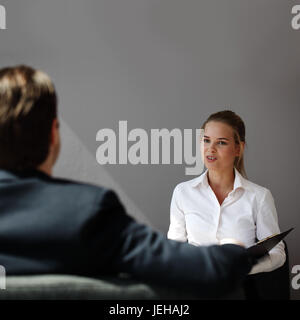 Lavoro intervista aziendali - imprenditore ascoltare le risposte dei candidati Foto Stock