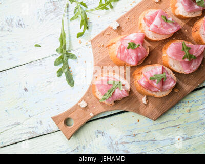 Panini ,prosciutto su un tavolo di legno Foto Stock