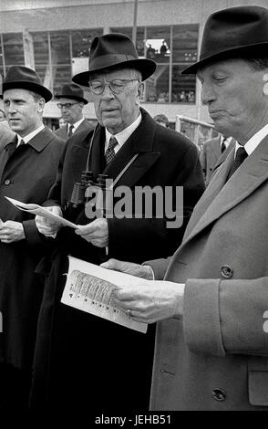 KUNGEN Gustav VI Adolf a Täby racetrack aprile 1967 Foto Stock