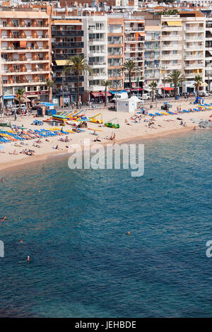 Lloret de Mar resort cittadina sulla Costa Brava in Spagna, spiaggia sul Mar Mediterraneo, edifici di appartamenti e blocchi, case e appartamenti Foto Stock