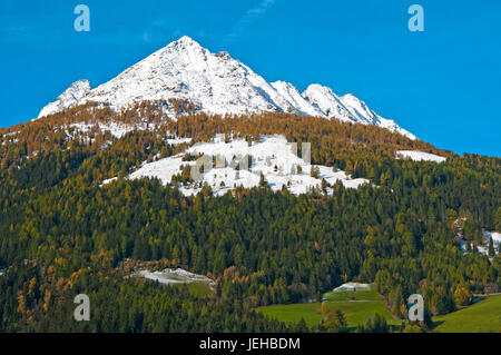 Montagna innevata nelle Alpi Foto Stock