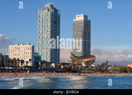 Skyline della città di Barcellona con Twin Towers - Torre Mapre e Hotel Arts, vista dal mare alla spiaggia di Somorrostro, Catalogna, Spagna Foto Stock