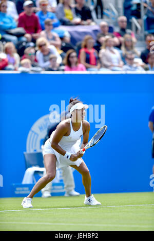 Heather Watson di Gran Bretagna in azione contro Lesia Tsurenko dell'Ucraina durante il Aegon International Eastbourne Tennis Tournament in Devonshire Park in Eastbourne East Sussex Regno Unito. 25 Giu 2017 Foto Stock