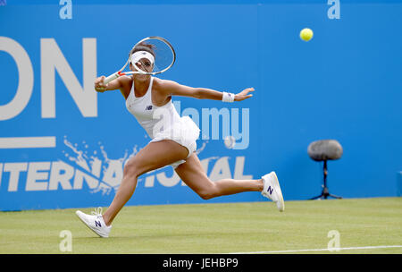 Heather Watson di Gran Bretagna in azione contro Lesia Tsurenko dell'Ucraina durante il Aegon International Eastbourne Tennis Tournament in Devonshire Park in Eastbourne East Sussex Regno Unito. 25 Giu 2017 Foto Stock