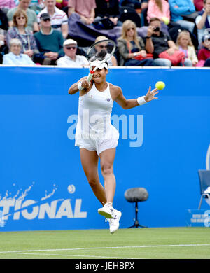 Heather Watson di Gran Bretagna in azione contro Lesia Tsurenko dell'Ucraina durante il Aegon International Eastbourne Tennis Tournament in Devonshire Park in Eastbourne East Sussex Regno Unito. 25 Giu 2017 Foto Stock