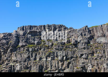 Strati di molti flussi di lava ora esposta presso il mid-Atlantic Ridge in Islanda Foto Stock