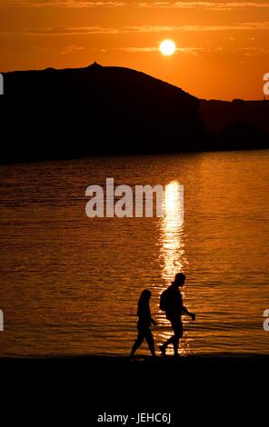 Persone stagliano contro un oceano Foto Stock