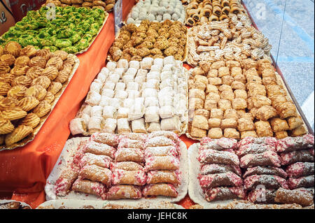 Prodotti tipici siciliani i cookie, fatti con pasta di mandorle per la vendita nel mercato italiano. Foto Stock