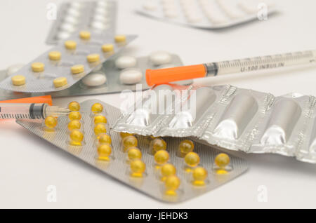 Le compresse di contraccettivi in pacchetti e senza su uno sfondo luminoso. Foto Stock