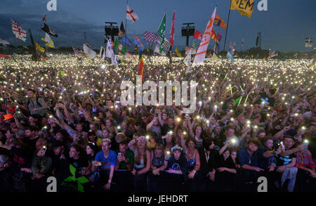 Festivalgoers guardare ed Sheeran eseguendo sulla fase della piramide a Glastonbury Festival, presso l'azienda agricola degna in Somerset. Foto Stock