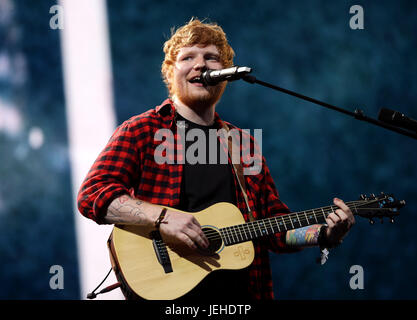 Ed Sheeran eseguendo sulla fase della piramide a Glastonbury Festival, presso l'azienda agricola degna in Somerset. Foto Stock