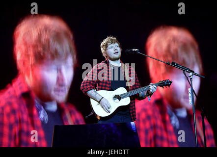 Ed Sheeran eseguendo sulla fase della piramide a Glastonbury Festival, presso l'azienda agricola degna in Somerset. Foto Stock