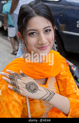 Un beautifal indiano islamico giovane lady mostra il suo henna marcature per celebrare l'Eid Al Fitr segna la fine del Ramadan. In Jackson Heights, regine Foto Stock