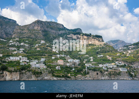 Vista di edifici sulla scogliera sulla costa di Amalfi, Campania, Italia Foto Stock