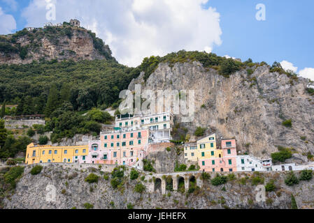 Gli edifici colorati sulla scogliera sulla costa di Amalfi, Campania, Italia Foto Stock
