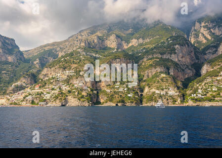 Dense nubi sulla costa di Amalfi nel sole del pomeriggio, Campania, Italia Foto Stock