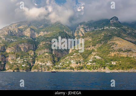 Dense nubi sulla costa di Amalfi nel sole del pomeriggio, Campania, Italia Foto Stock
