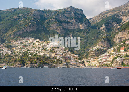 Positano sulla Costiera Amalfitana nel pomeriggio di sole visto dal mare, Campania, Italia Foto Stock