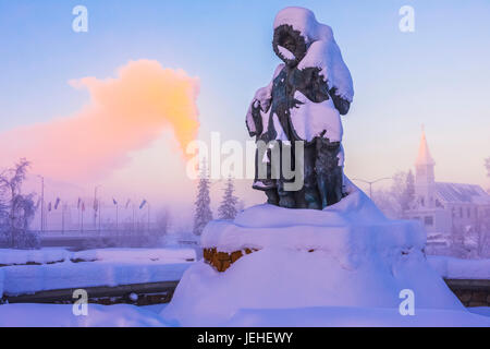 Prima famiglia statua nel cuore d'Oro Plaza nel centro cittadino di Fairbanks a sottozero sunrise (-35F) in inverno, Interior Alaska, STATI UNITI D'AMERICA Foto Stock