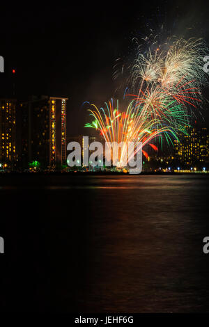 Quarto di luglio fuochi d'artificio sulla spiaggia di Waikiki; Honolulu Oahu, Hawaii, Stati Uniti d'America Foto Stock