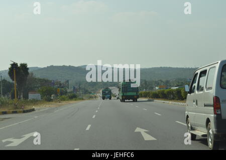 Autostrada nazionale in Tamil Nadu-direzione di Karnataka Foto Stock