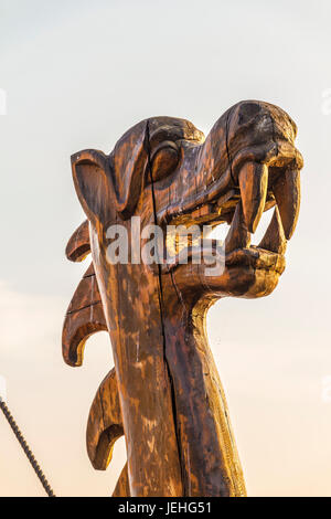 La figura di legno di una la testa del dragone sulla prua di una nave antica. Foto Stock