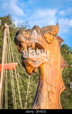 La figura di legno di una la testa del dragone sulla prua di una nave antica. Foto Stock