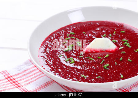 Piastra di barbabietole minestra di crema su asciugamano a scacchi - close up Foto Stock