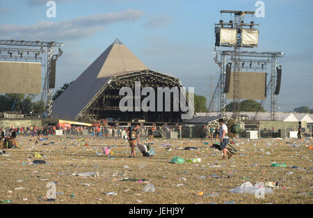 Spazzatura dalla piramide stadio seguente il Glastonbury Festival presso l'azienda agricola degna in Pilton, Somerset. Foto Stock