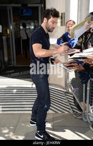 Celebrità a BBC Radio 2 compresi Aidan Turner Lily Collins e Sir Michael Morbo di Parkinson con: Aidan Turner dove: Londra, Regno Unito quando: 26 Maggio 2017 Foto Stock