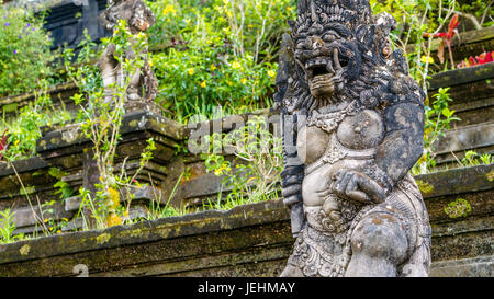 In stile Balinese tradizionale scultura in pietra arte e cultura a Bali, Indonesia Foto Stock