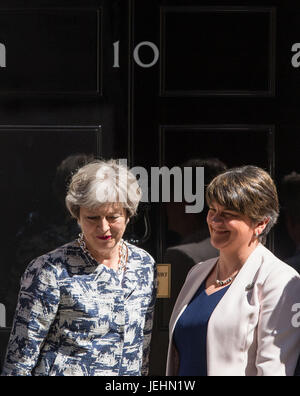 Il primo ministro Theresa Maggio saluta DUP leader Arlene Foster al di fuori 10 di Downing Street a Londra davanti a colloqui finalizzati alla messa a punto di una trattativa a puntellare la minoranza governo conservatore. Foto Stock