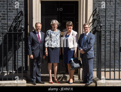 Il primo ministro Theresa Maggio saluta DUP leader Arlene Foster, DUP vice leader Nigel Dodds e DUP MP Sir Jeffrey Donaldson esterno 10 di Downing Street a Londra davanti a colloqui finalizzati alla messa a punto di una trattativa a puntellare la minoranza governo conservatore. Foto Stock